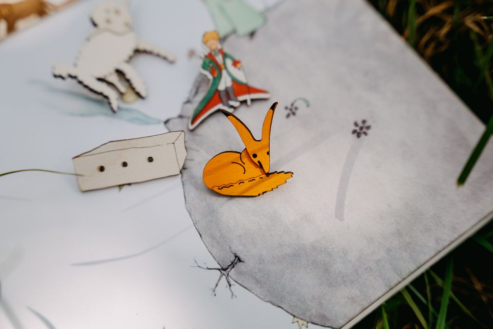 the_little_prince_fox_brooch_00